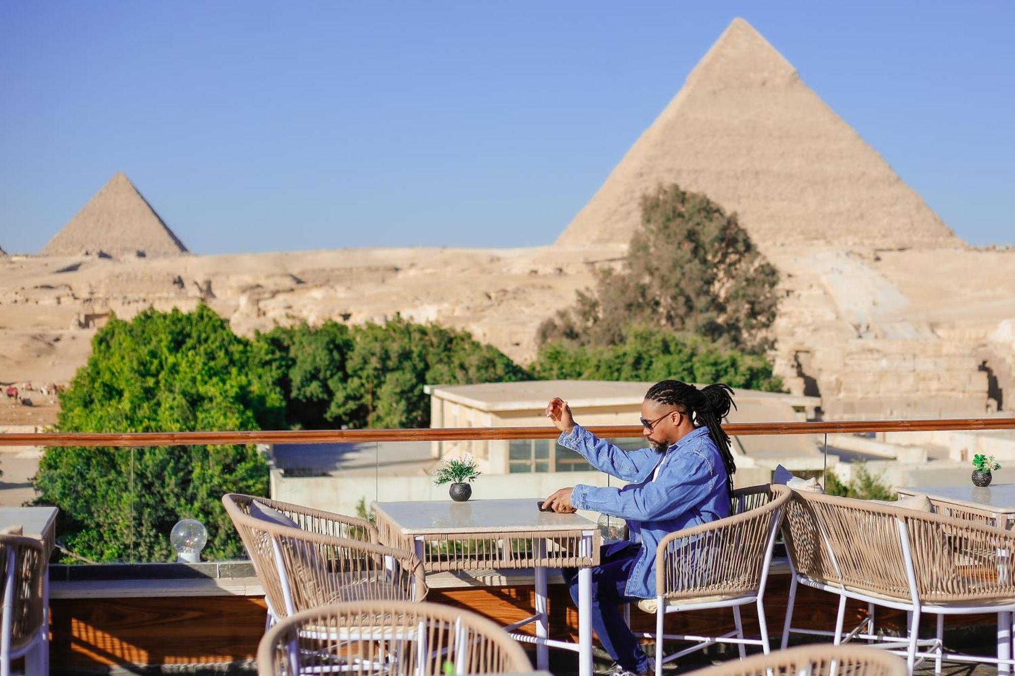 Tree Lounge Pyramids View , Sphinx Giza Kafret el-Gabal
