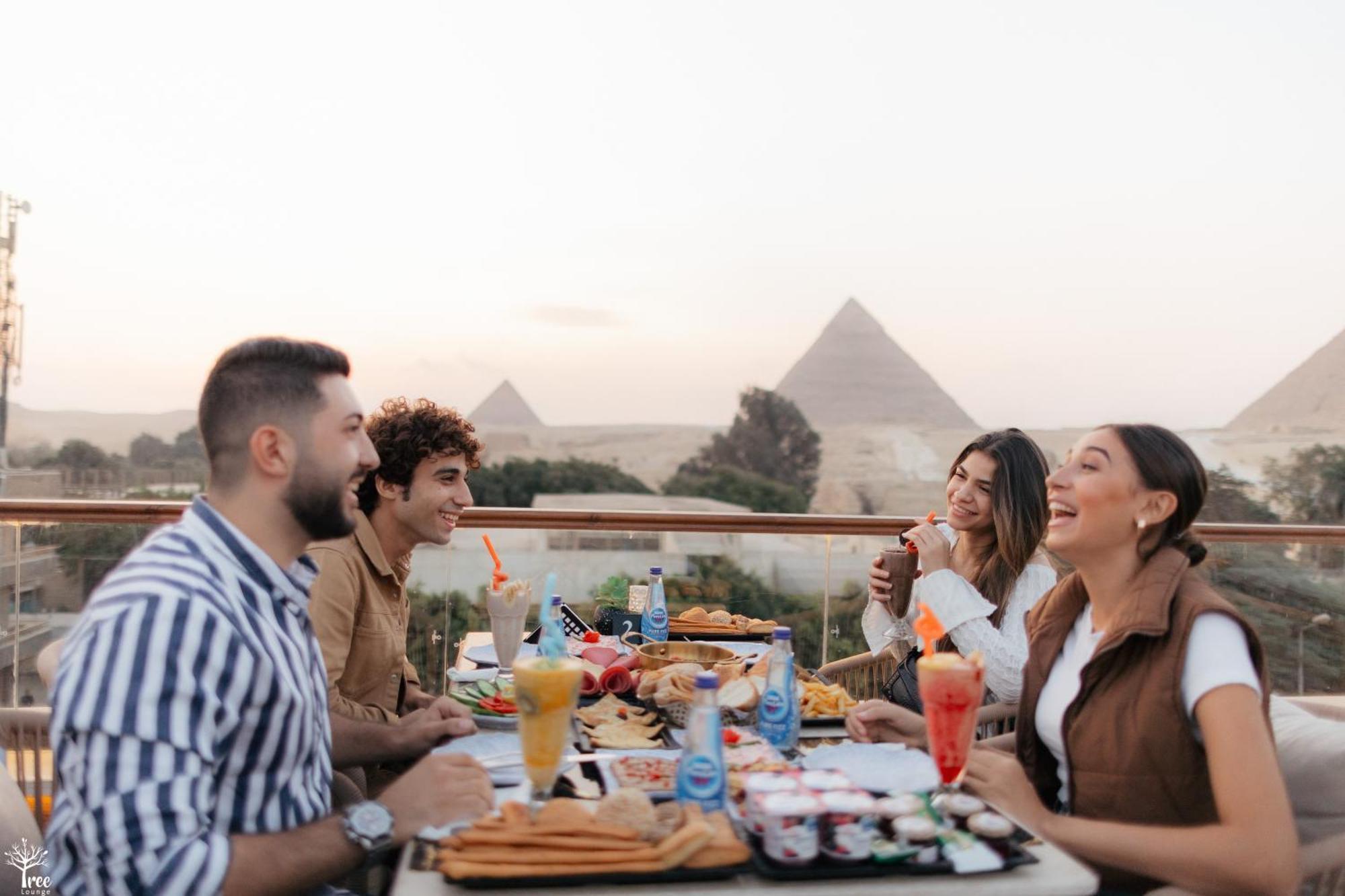 Tree Lounge Pyramids View , Sphinx Giza Kafret el-Gabal